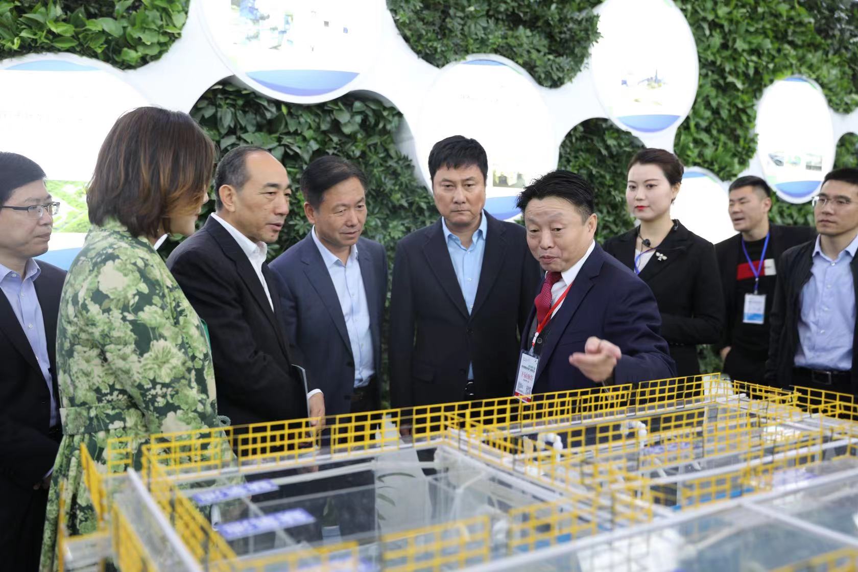 陜西省人大常委會副主任、省總工會主席郭大為一行參觀我公司垂直流迷宮技術